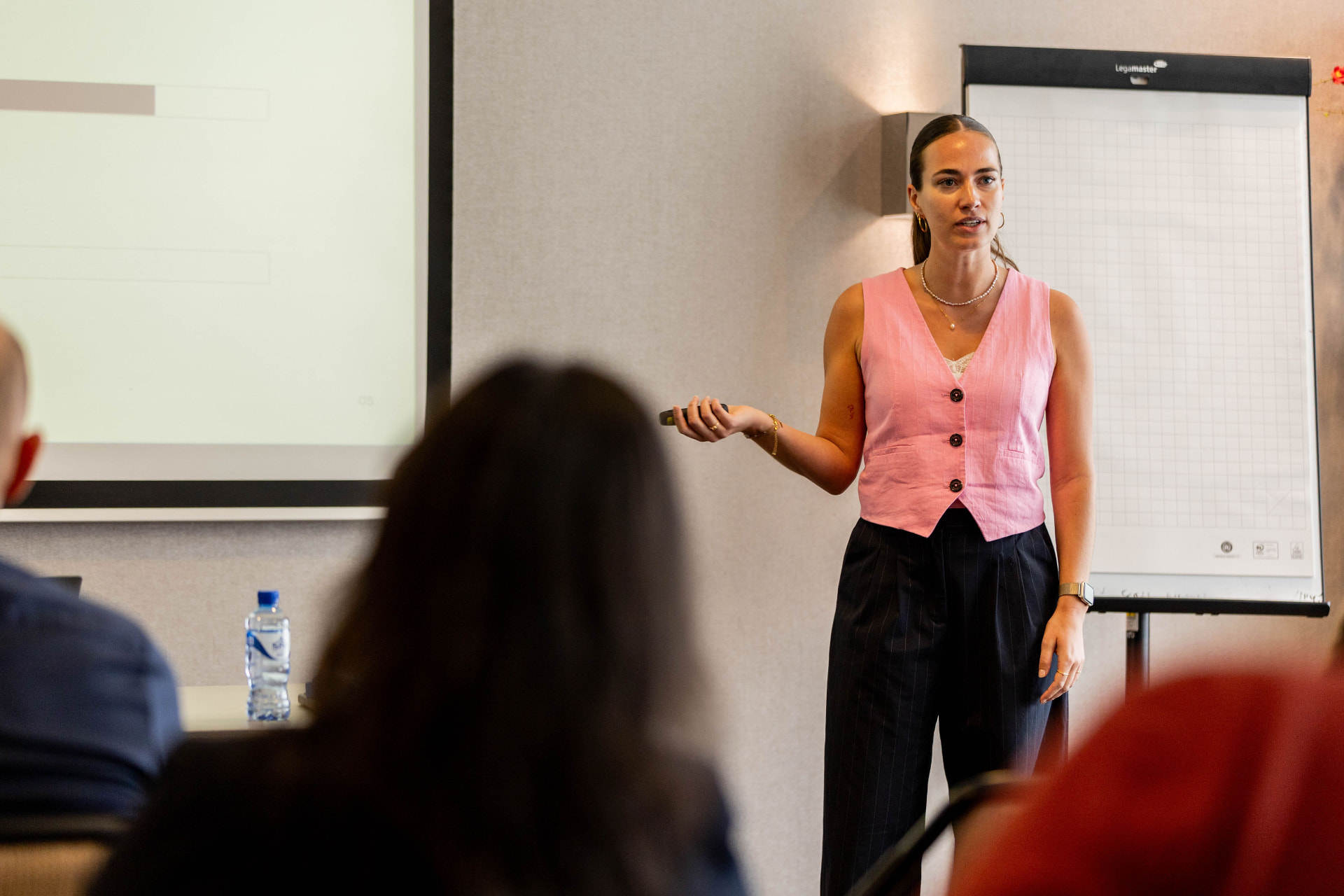 Rosalie Oomen speaking at a training, AI strategist in Eindhoven